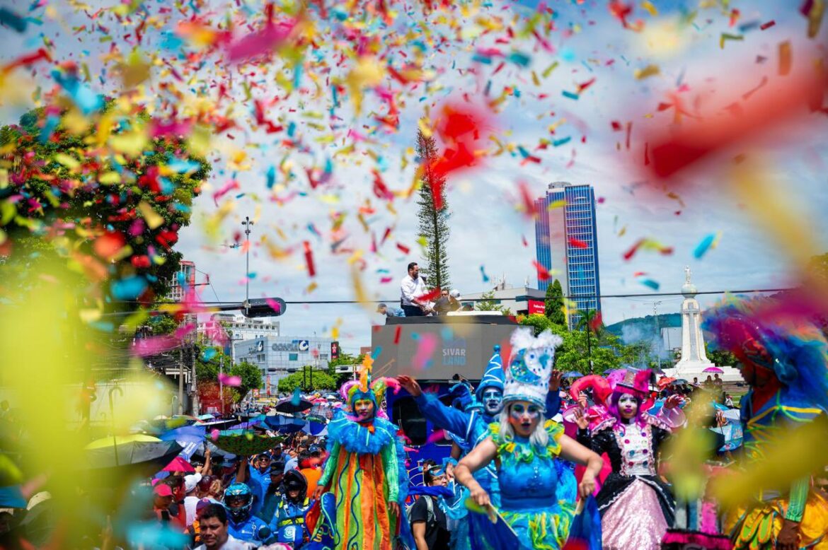 Fiestas agostinas iniciaron a lo grande con el desfile del correo en un ambiente «maravilloso y en paz»