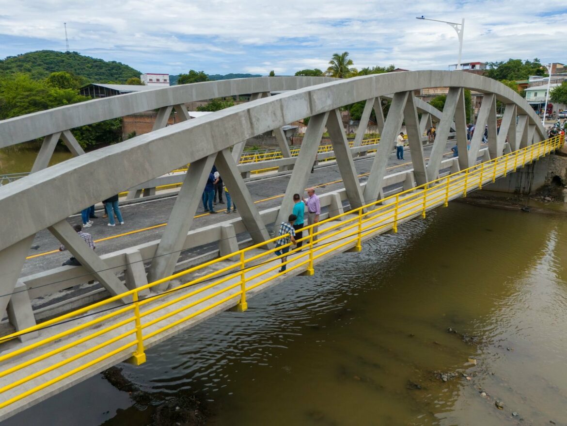 Entregan nuevo puente a los habitantes de Pasaquinita, en Santa Rosa de Lima, La Unión