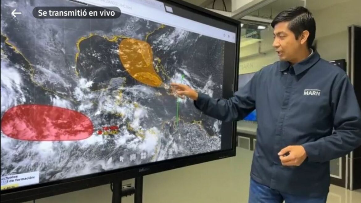 Vigilan ondas tropicales en costas del Pacifico y del Caribe con potencial desarrollo ciclónico
