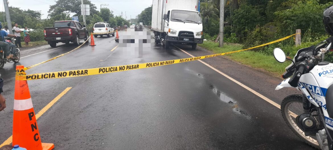 Motociclista fallece en Ahuachapán, luego de chocar contra un camión