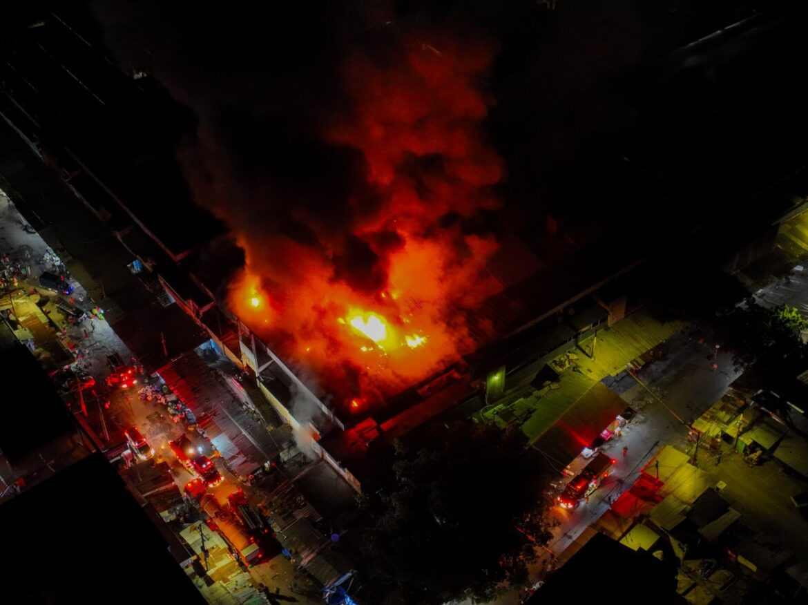 Fuerte incendio en el pabellón cinco del mercado Central