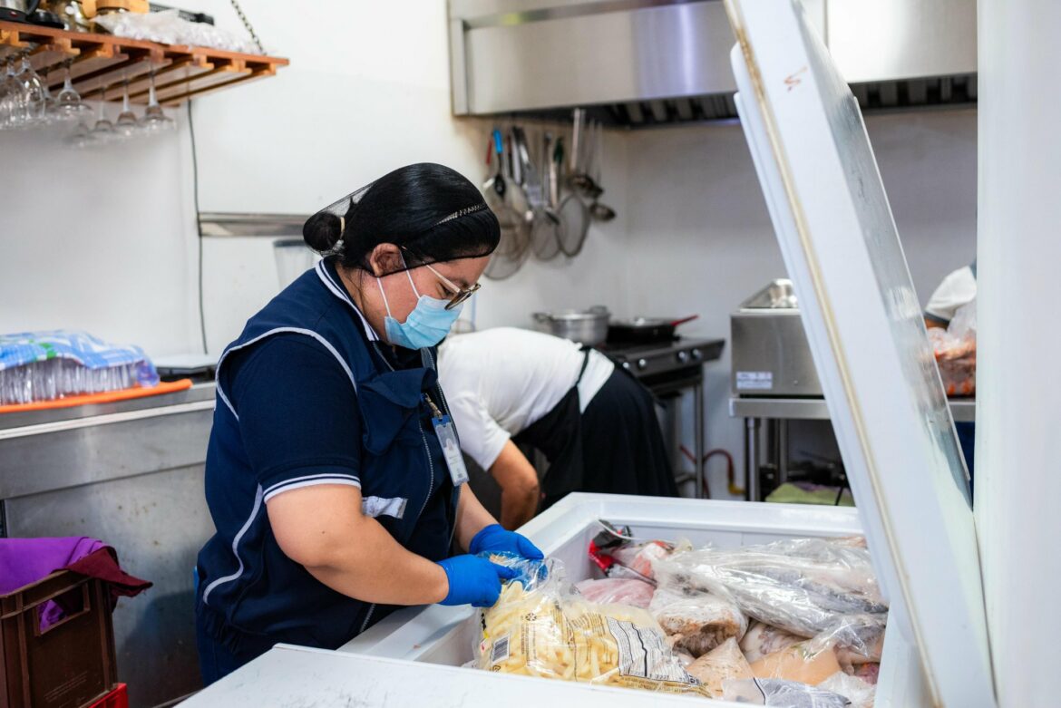 Defensoría del Consumidor inspecciona restaurantes en el Puerto de La Libertad