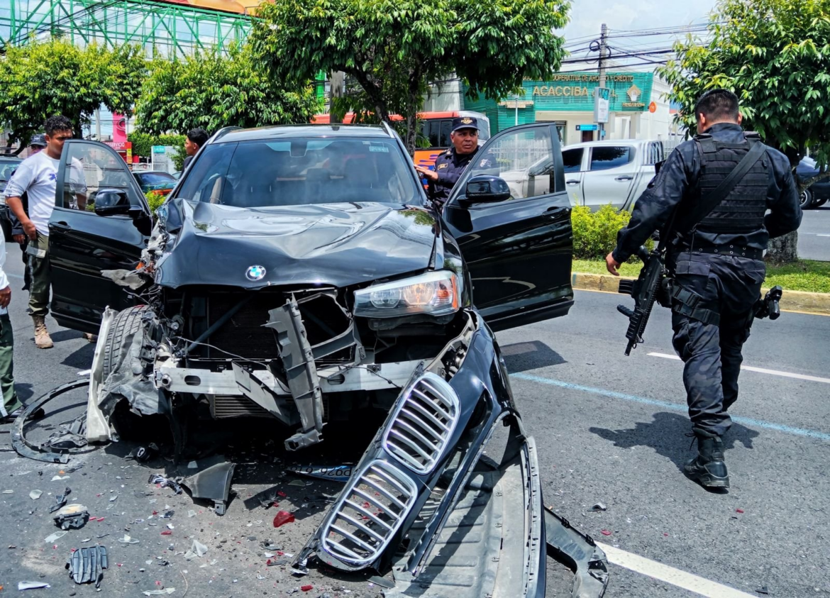 Microbús de la ruta 44 y camioneta colisionaron sobre el bulevar Los Héroes