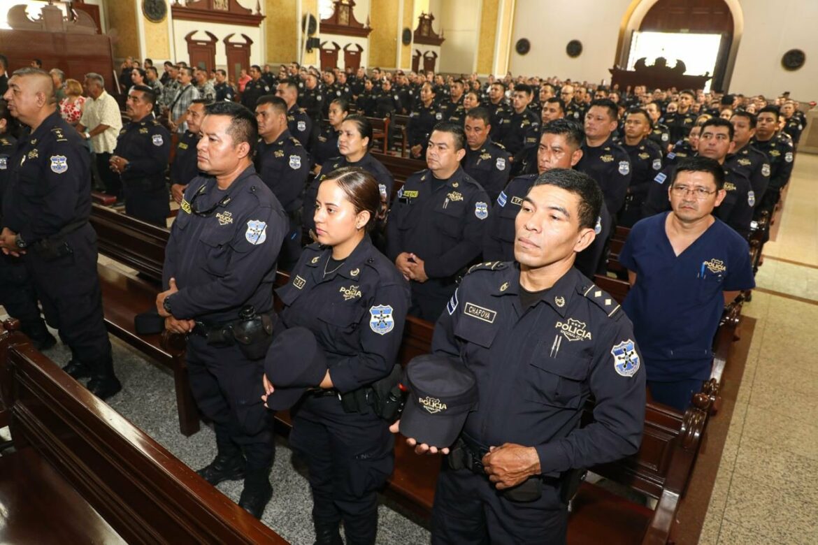 Miembros de la PNC participan en una misa en la Catedral Metropolitana
