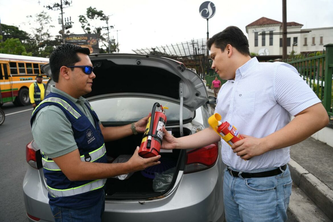 Entregan kits de seguridad a conductores en principales carreteras del país