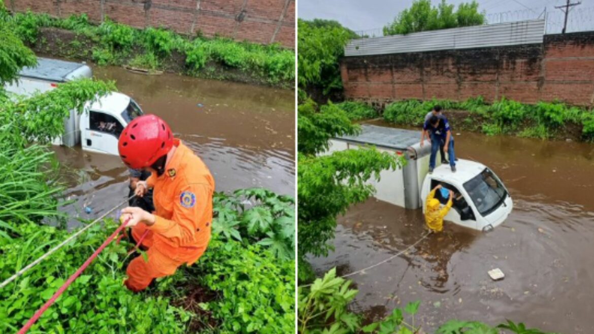Dos personas fueron rescatadas luego que quedarán atrapadas en un vehículo por inundación de lluvias