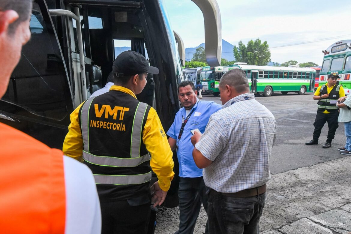 Conductores del transporte colectivo devuelven dinero a usuarios por cobros indebidos