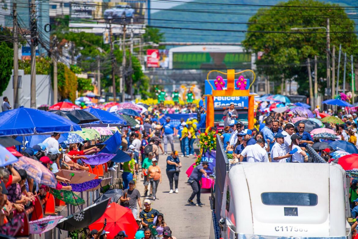 Cientos de salvadoreños asistieron al alegre y colorido desfile del comercio por las fiestas agostinas