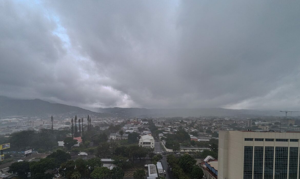 Vaguada inducida por la tormenta tropical Debby traerá lluvias al país desde horas de la tarde