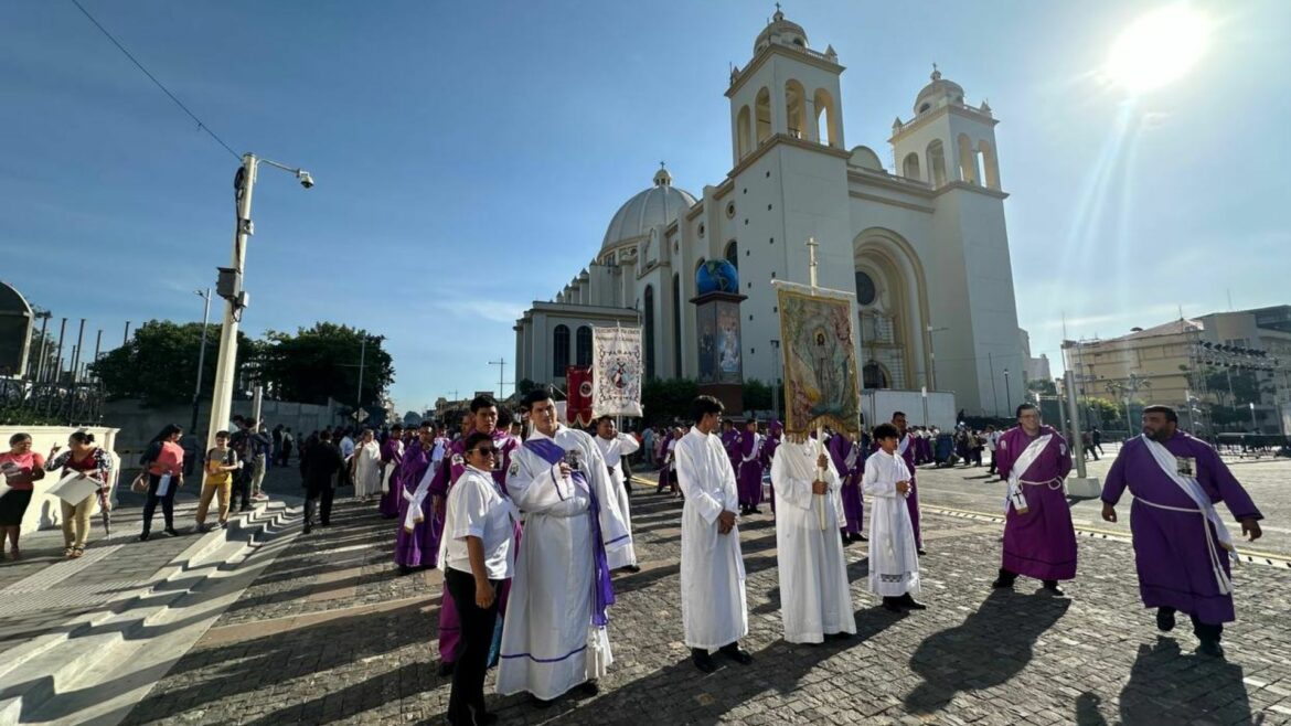 Feligreses participan con fervor en la procesión de la Transfiguración del Divino Salvador del Mundo