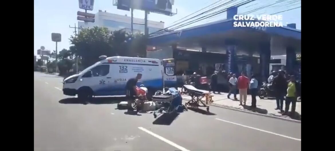 Dos motociclistas fueron atropellados por un hombre que manejaba vehículo sedán