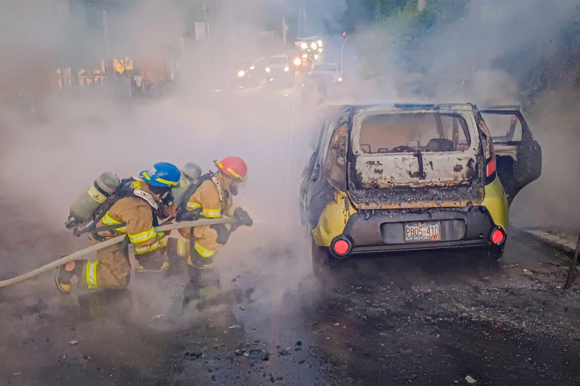 Sofocan incendio en un vehículo en la carretera al Puerto de La Libertad