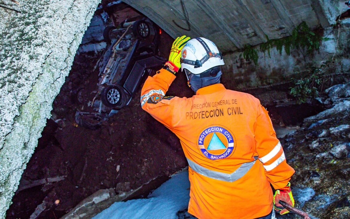 Periodista salvadoreño Julio Guevara cayó a una cárcava en Antiguo Cuscatlán mientras conducía