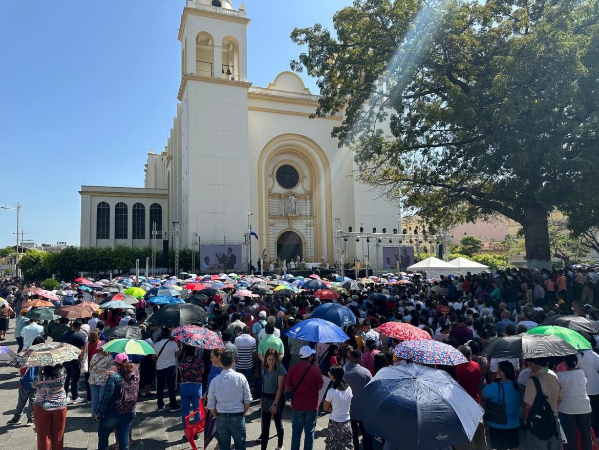 Feligreses católicos asisten a Solemne Eucaristía en Catedral Metropolitana