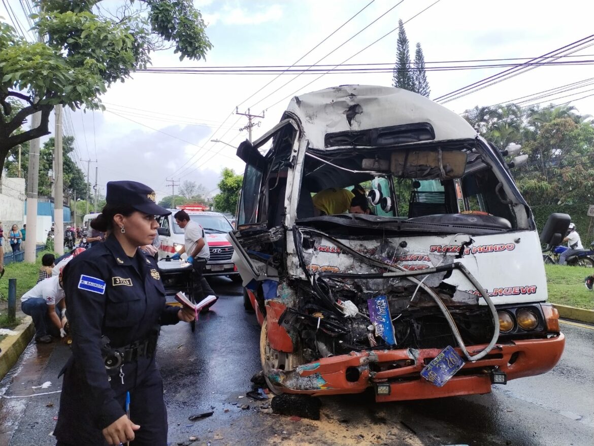 Al menos 20 lesionados en aparatoso accidente vial entre un autobús y microbús del transporte público
