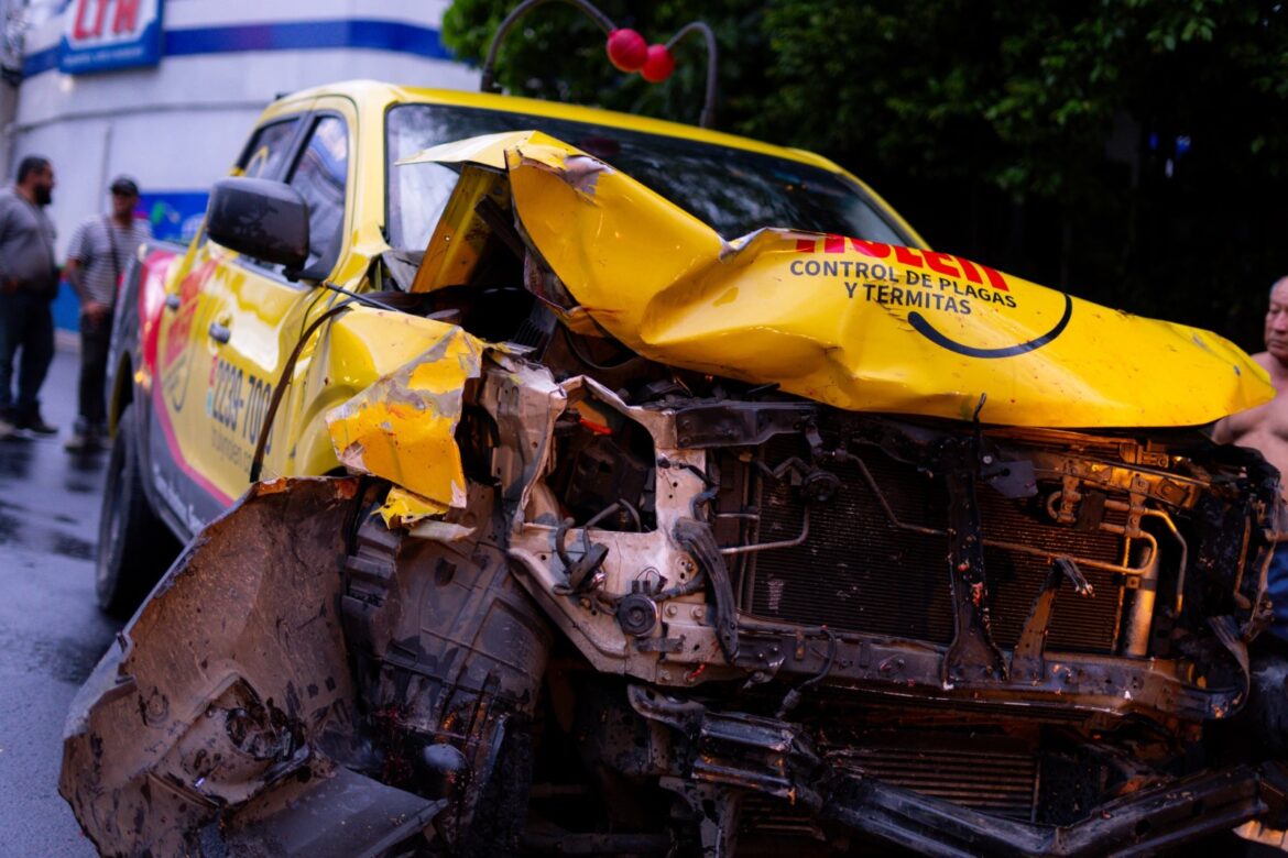 Dos fallecidos y varios lesionados en trágico accidente vial sobre la 49 Avenida Sur