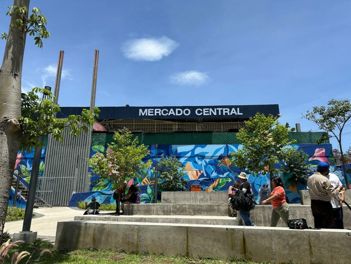 Afectados por incendio en mercado Central retiran su mercadería: «vamos a comenzar otra vez»