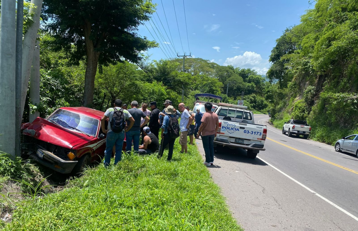 Mujer resulta lesionada en accidente de tránsito en carretera Litoral