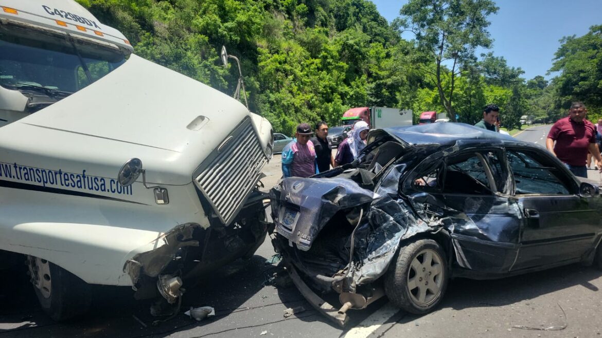 Rastra choca con vehículos en carretera de Oro