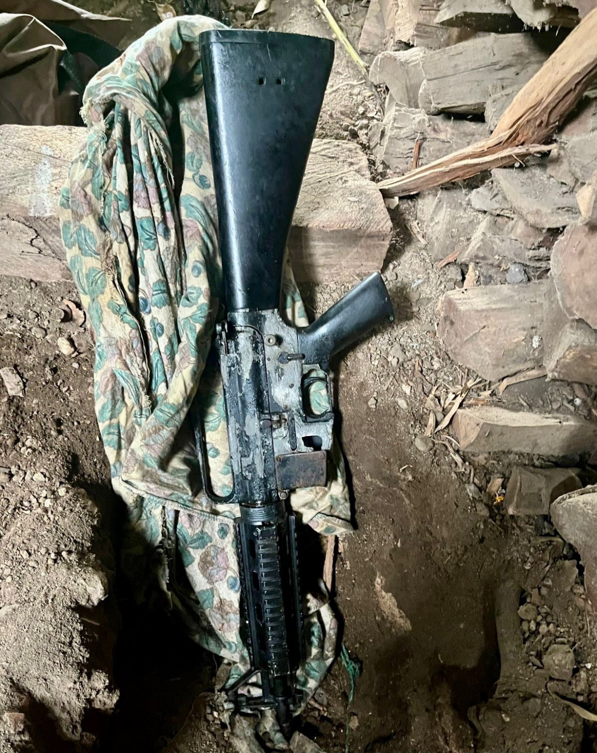 Fuerza Armada ubica un fusil M-16 enterrado dentro de una casa abandonada en Tonacatepeque