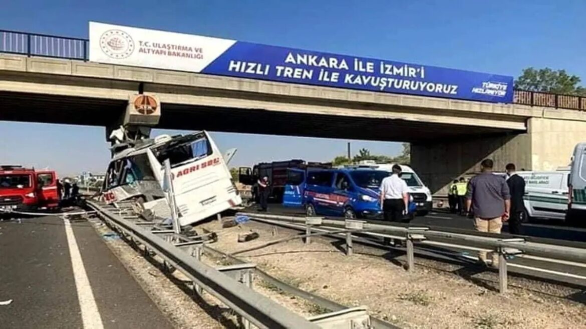 Al menos nueve muertos y 26 heridos en accidente de autobús en Turquía