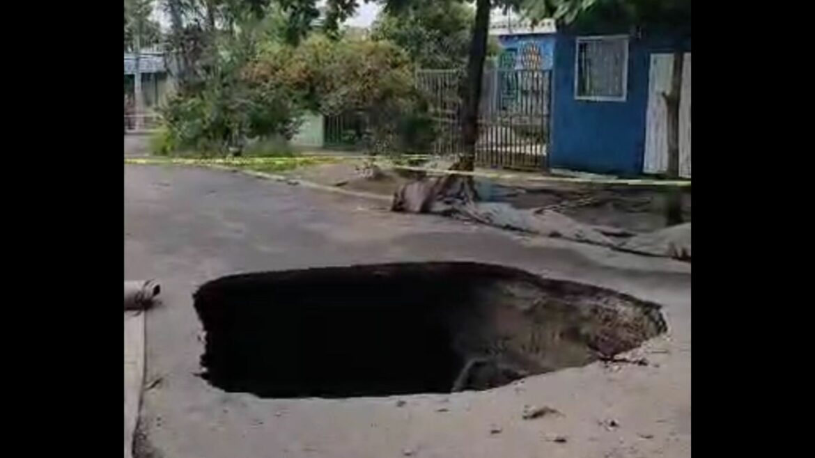 Colapsa la calle en colonia Campos Verdes, en Colón, La Libertad