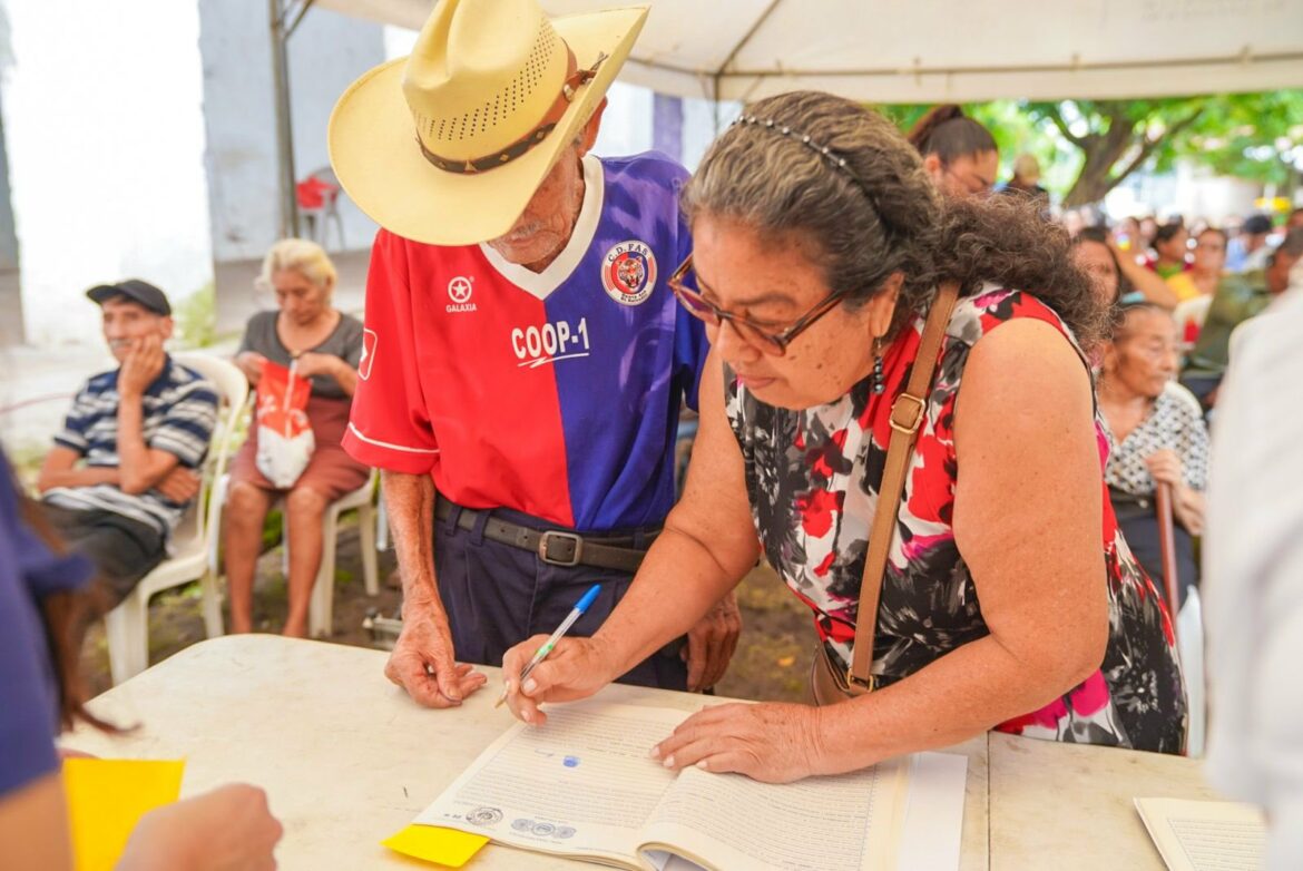 57 familias de la comunidad Colombia del distrito de Quezaltepeque firmaron su escritura de propiedad