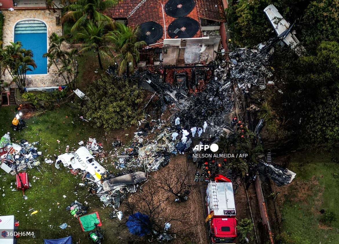 Empiezan a retirar cuerpos del avión que se estrelló en Brasil, causas siguen inciertas