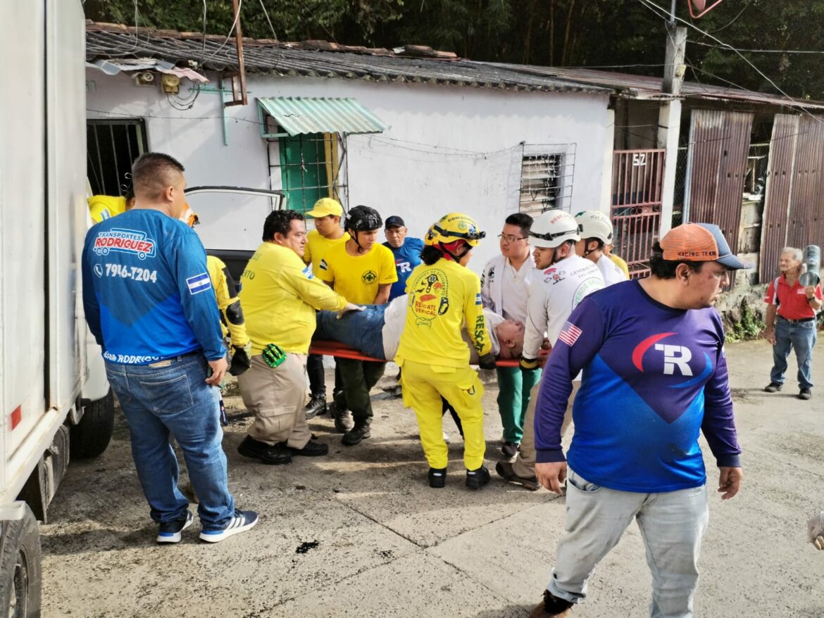 Conductor de un camioncito quedó atrapado luego que este presentara desperfectos mecánicos por lo que colisionó con una vivienda