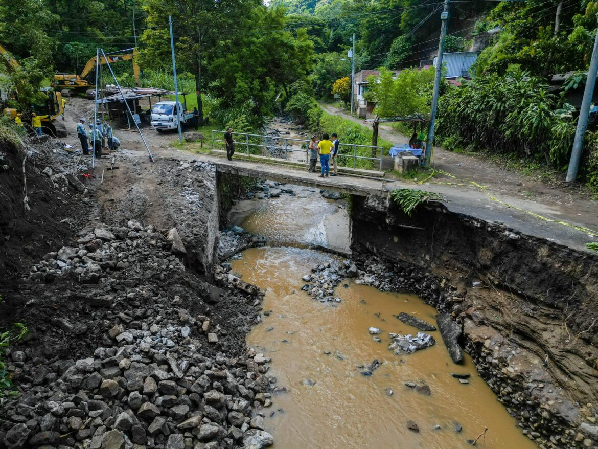 MOPT realiza estudios de suelo para construir un nuevo puente en la colonia Veracruz, en Lourdes Colón