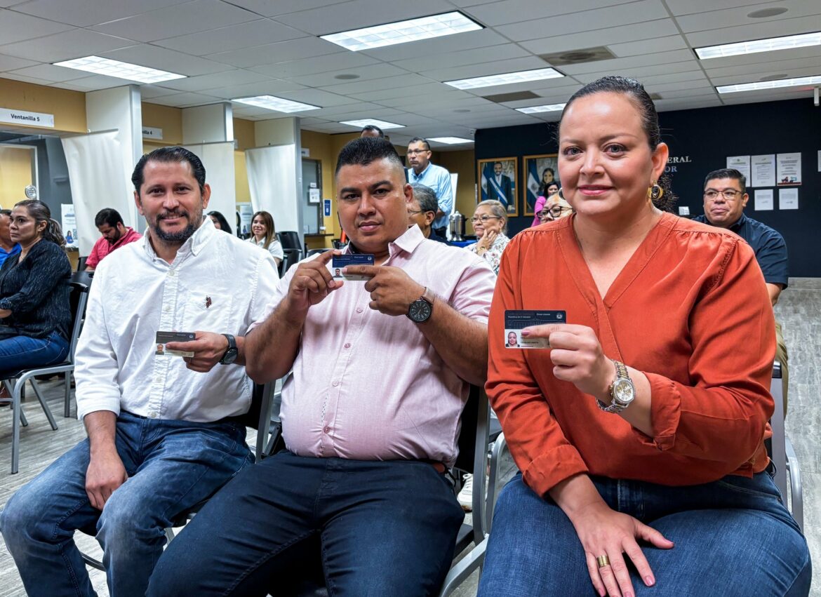 Salvadoreños residentes en 10 ciudades de Estados Unidos ya pueden renovar su licencia de conducir en línea