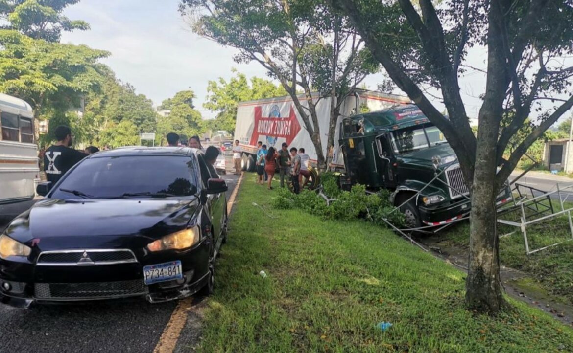 Fuerte accidente de tránsito entre una rastra y dos vehículos