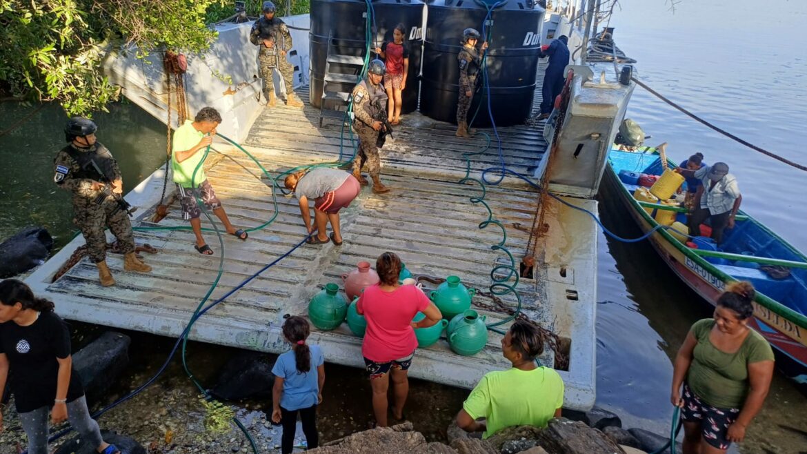 Marina Nacional transportó 2,600 galones de agua potable a los habitantes de la Isla Perico