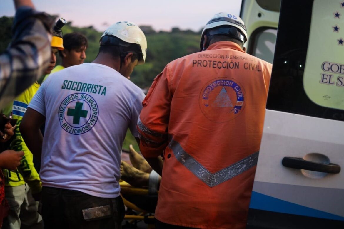 Rescatan con vida a dos personas que quedaron soterradas en Mejicanos