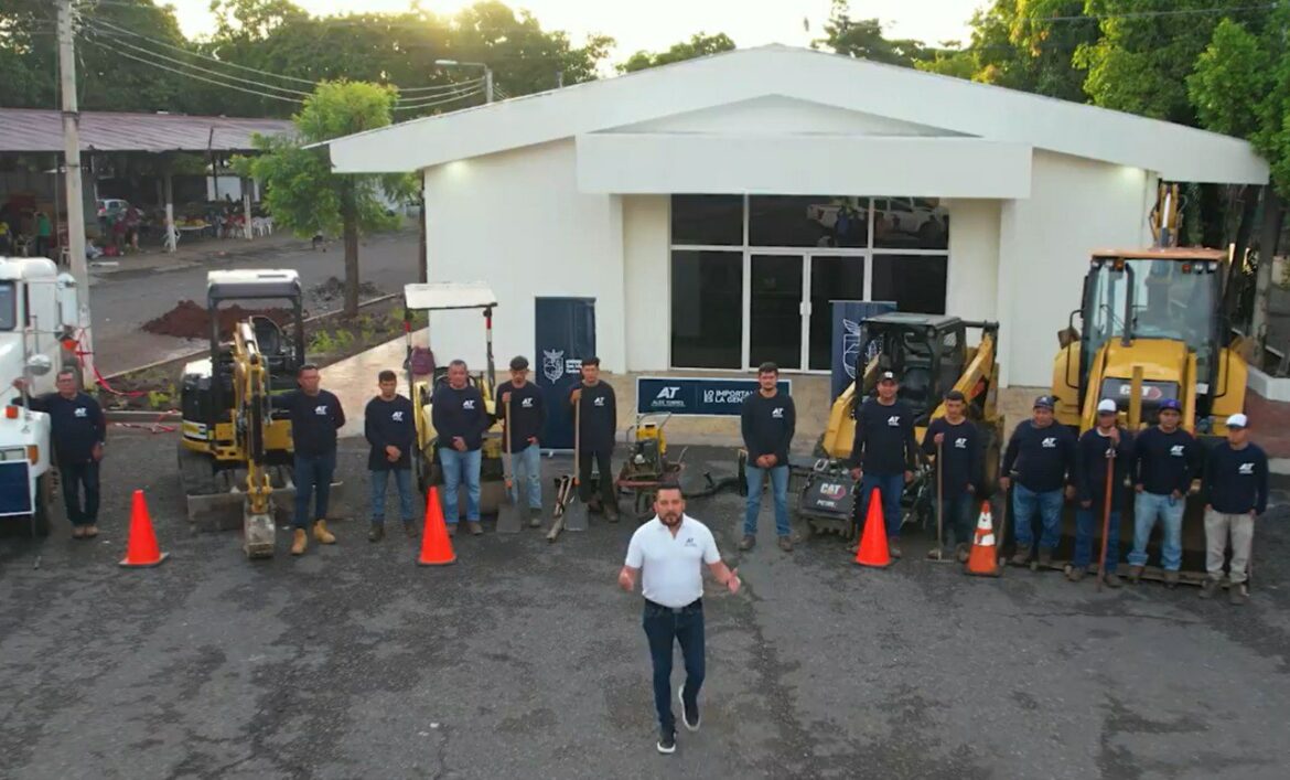 Diputado Carballo respalda al alcalde Alex Torres con plan de bacheo en San Miguel Centro