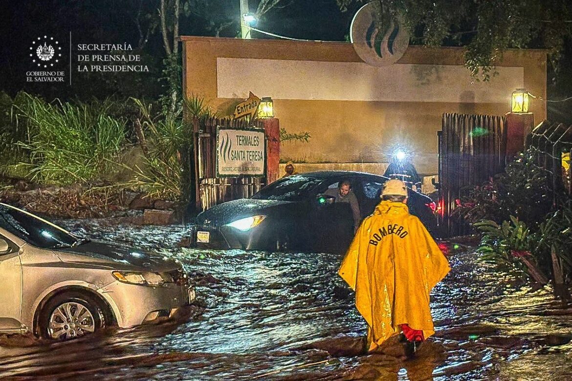 Rescatan a conductores arrastrados por corriente de agua en la entrada de Termales de Santa Teresa
