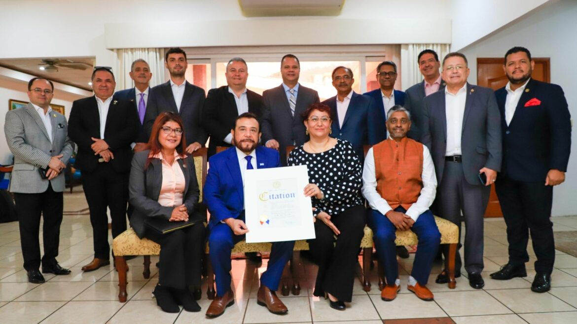 Vicepresidente Ulloa recibe reconocimiento por su labor en beneficio de salvadoreños residentes en EE.UU.