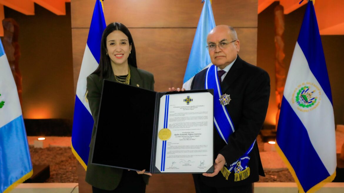 Condecoran a embajador guatemalteco en El Salvador por su labor en el país
