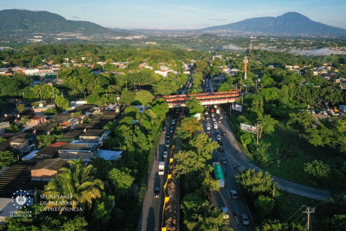 Instalación de tuberías para la red que abastecerá la planta potabilizadora de Ilopango lleva un 30 % de avance