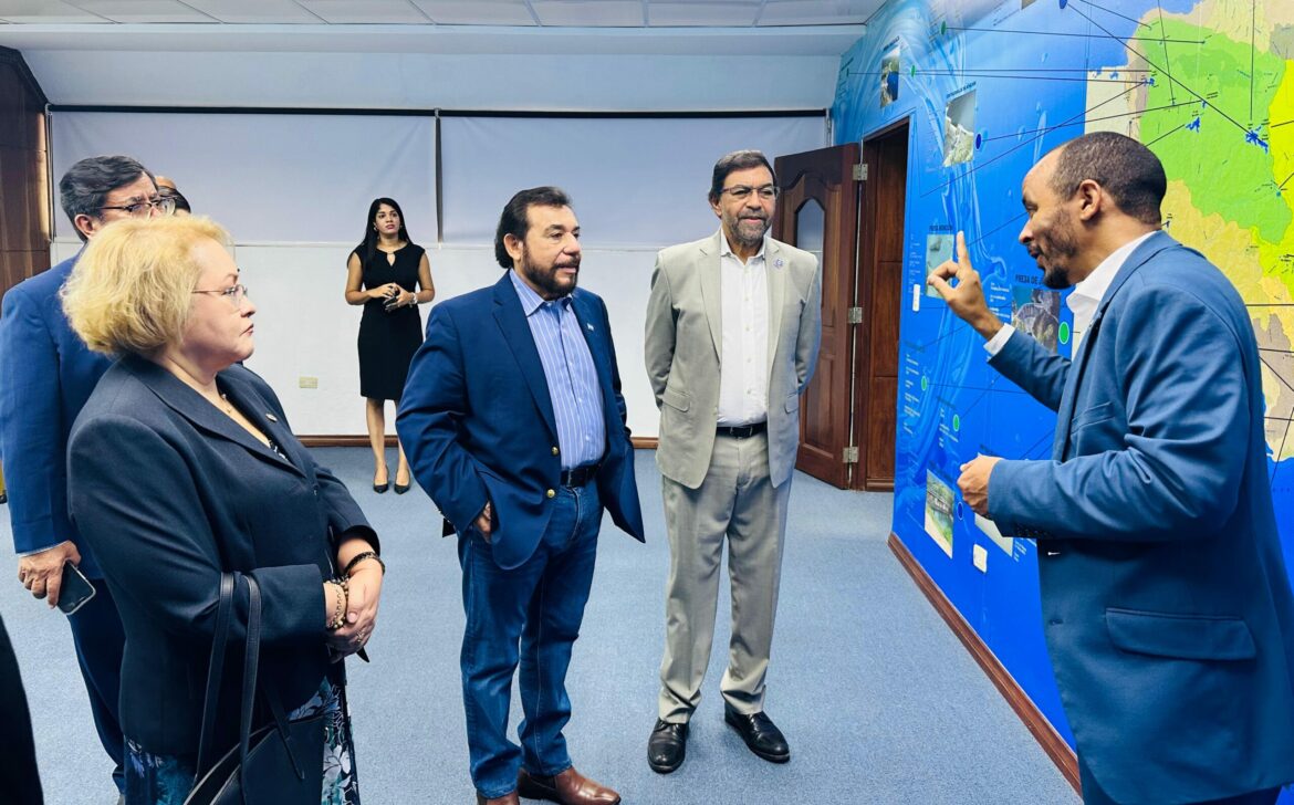 Vicepresidente Ulloa visitó la “Sala del Agua” del INDRHI en República Dominicana