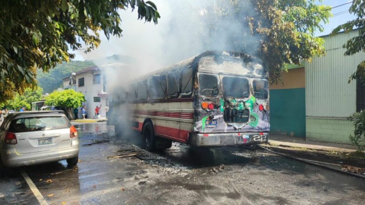 Incendio consumió autobús en San Jacinto, no se reportaron lesionados