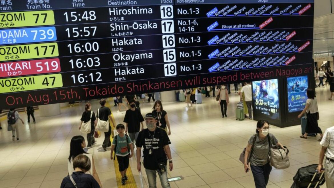 Cientos de vuelos y trenes cancelados en Japón por un tifón que amenaza Tokio