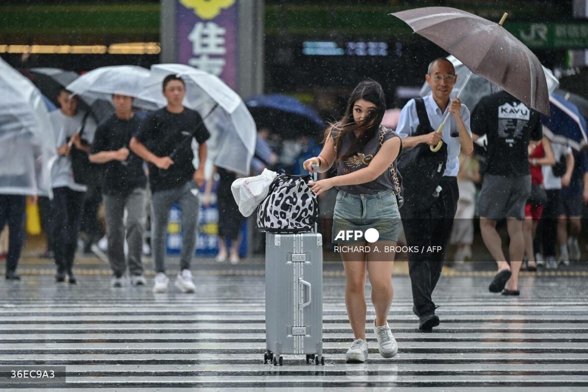 Cientos de vuelos y trenes cancelados en Japón por un tifón que amenaza Tokio