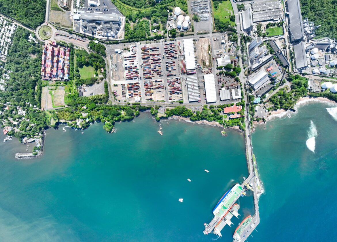 Dip. Guevara sobre el Puerto de Acajutla: «Se impulsará aún más su capacidad y podrá atender más de 875,000 contenedores al año, llegando al 75% de su capacidad»