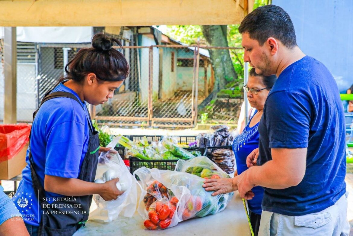 Salvadoreños realizaron sus compras en agromercado de Ayutuxtepeque