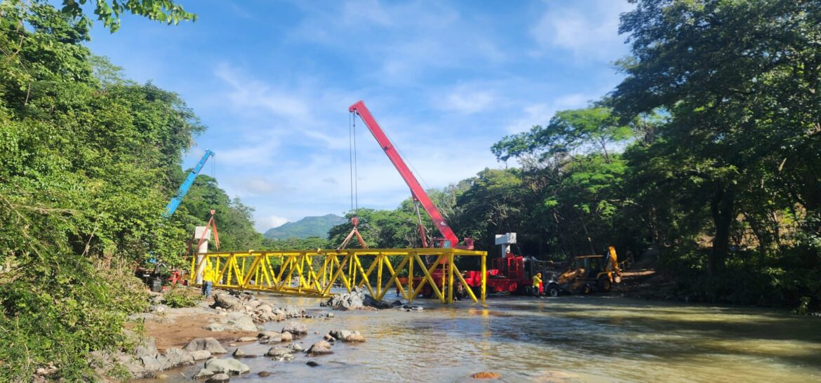 MOP instala paso peatonal sobre el río Las Piñas, en Santa Rosa de Lima, La Unión Norte