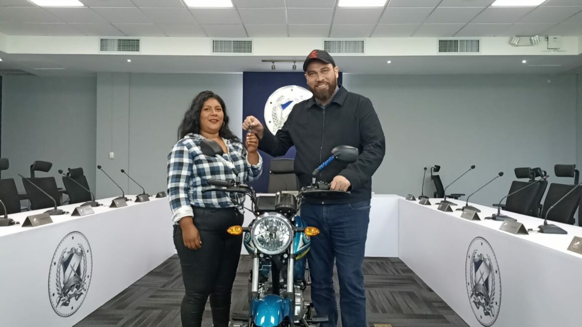 Alcalde Durán entrega motocicleta a ganadora de las dinámicas realizadas en vacaciones agostinas