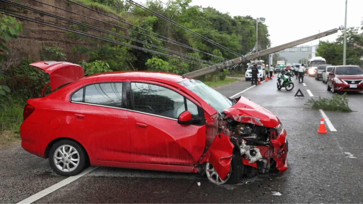 Dos personas resultaron lesionadas en aparatoso choque contra un poste en carretera Comalapa