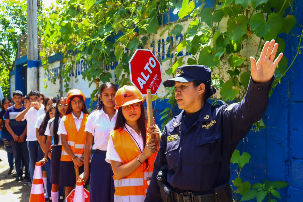 Conforman comité de educación y seguridad vial en el Centro Escolar el Jocotón, en Santa Ana