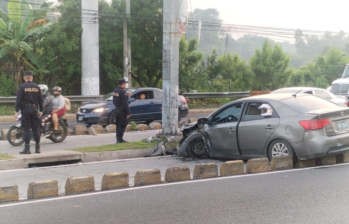 Conductor de vehículo choca y lo deja abandonado